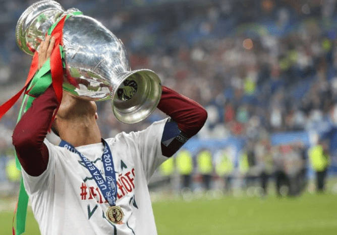 欧洲杯决赛惊险揭幕，实力对决谁能笑到最后的简单介绍